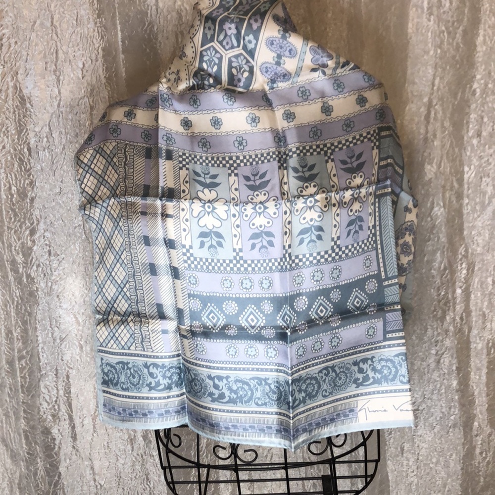 GLORIA VANDERBILT silk scarf